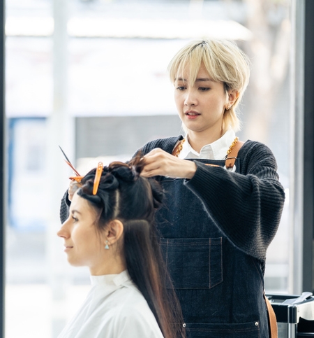 Создание стрижки в японском стиле в парикмахерской