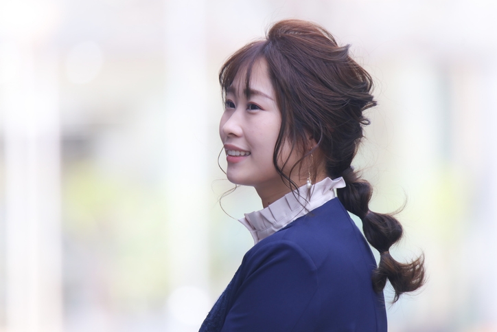 Стильная японская прическа с завитыми волосами