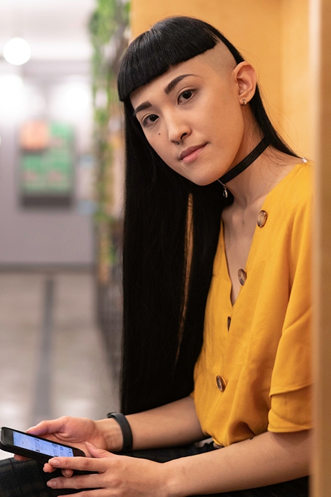 Необычная японская прическа с выбритыми висками