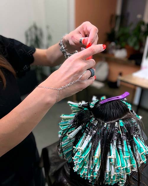 Нанесение состава завивки