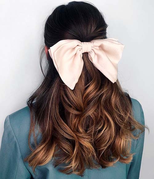 Прически с большой пудровой заколкой-бантом
