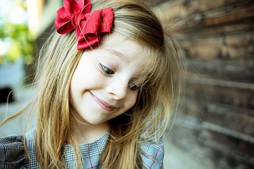 Прически для девочки с красным бантом набок