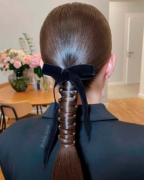 Хвост с плетением и бантом