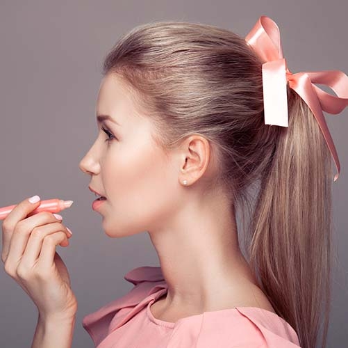 Прически с розовым бантиком в хвосте