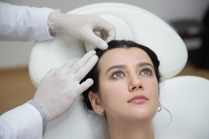 Выполнение процедур для восстановления волос