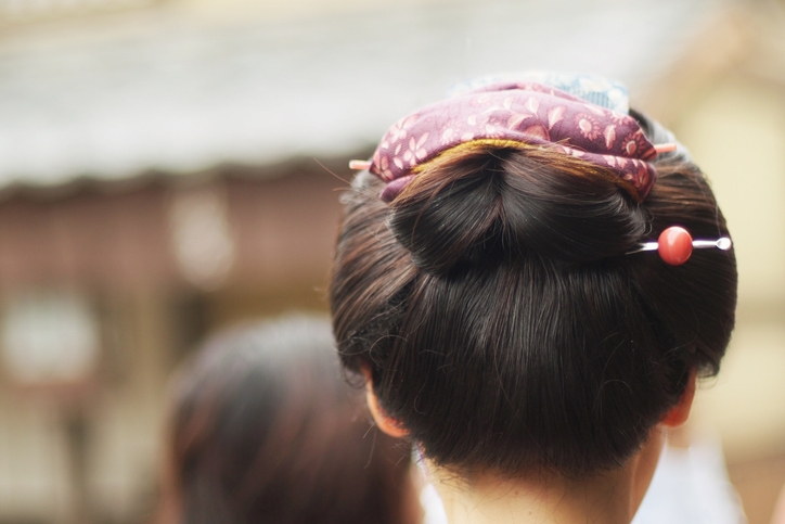 Прическа на девушке в японском стиле