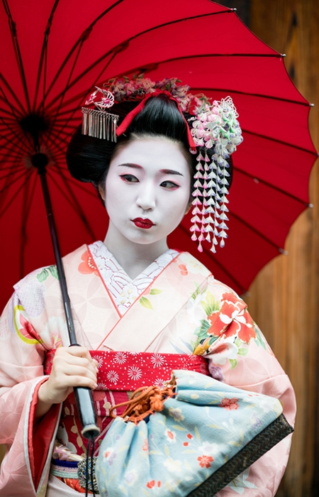 Красивая прическа, украшенная цветами на девушке в японском стиле