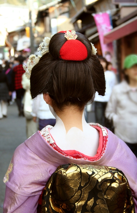 Прическа со множеством украшений в японском стиле