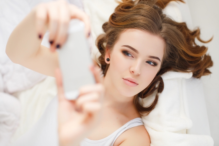 Благородный медовый оттенок волос для многослойной стрижки