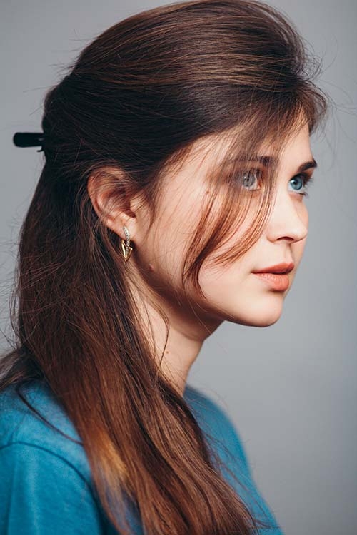 Девушка с деловой прической с прямыми волосами и заколкой