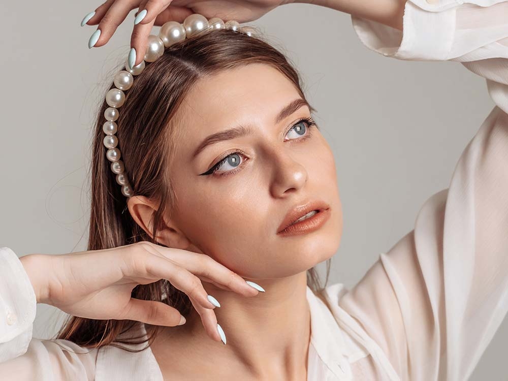 Образ с деловой прической, украшенной стильным ободком с жемчужинами