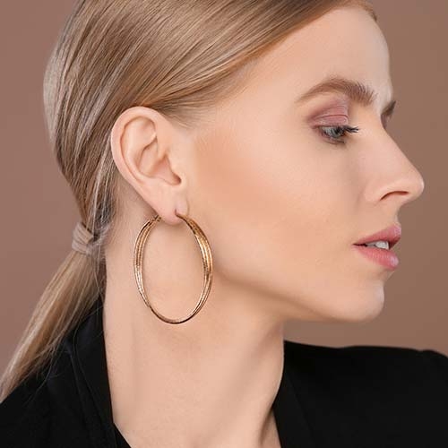 Женщина с деловой прической на средние волосы в классическом стиле