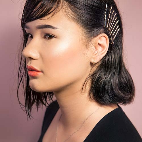 Деловая прическа на короткие волосы с заколками возле уха