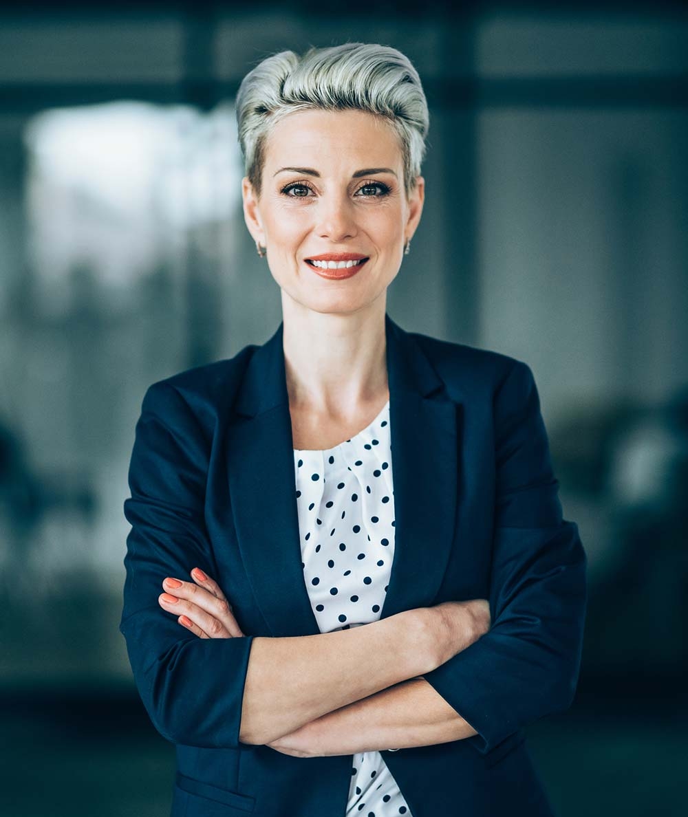 Женщина с короткой стильной прической в деловом стиле