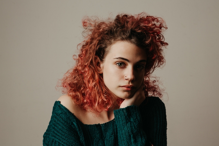 Девушка с яркими волосами после тонирования