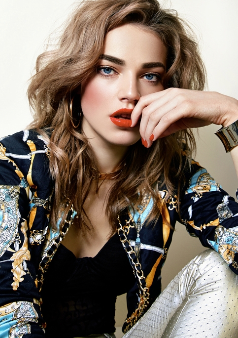 Серые глаза в сочетании с каштановым цветом волос