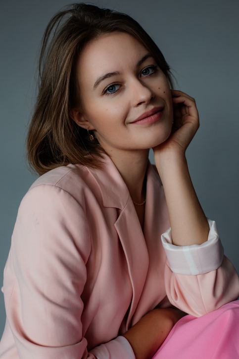 Средний каштановый оттенок на коротких волосах