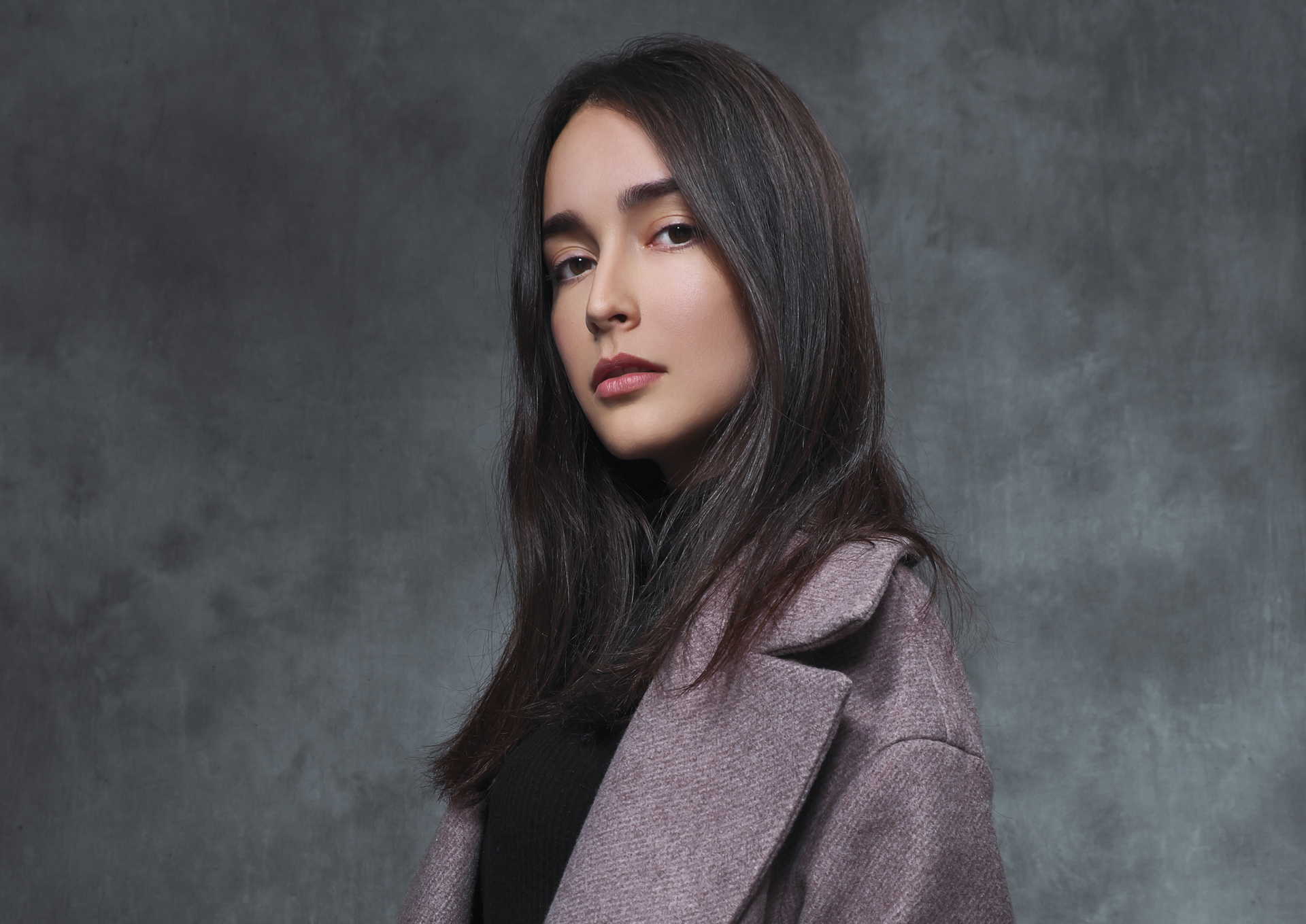 Девушка с темно-каштановым оттенком волос