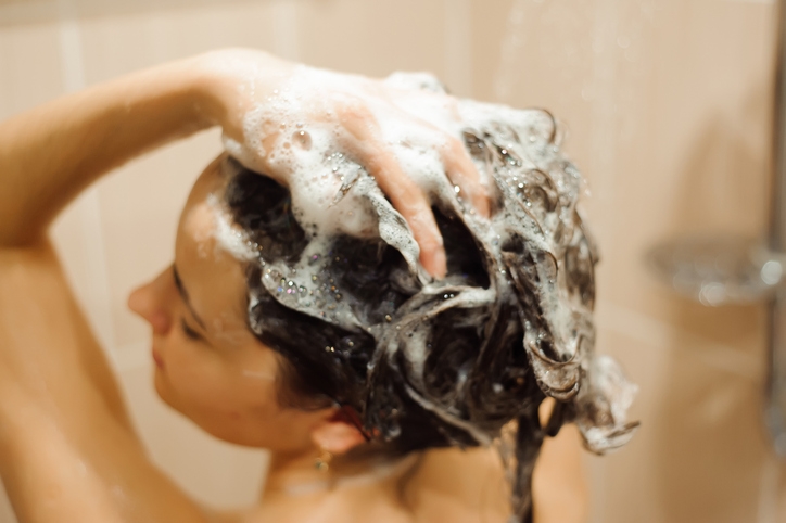 Использование мягкого шампуня для деликатного очищения волос зимой