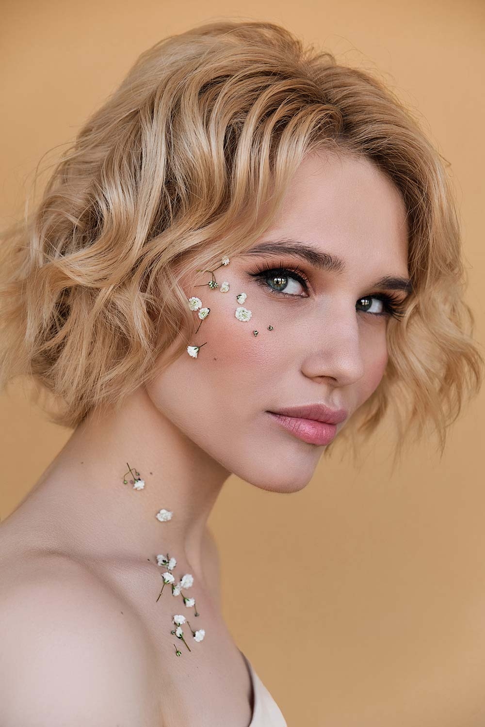 Локоны на каре без челки