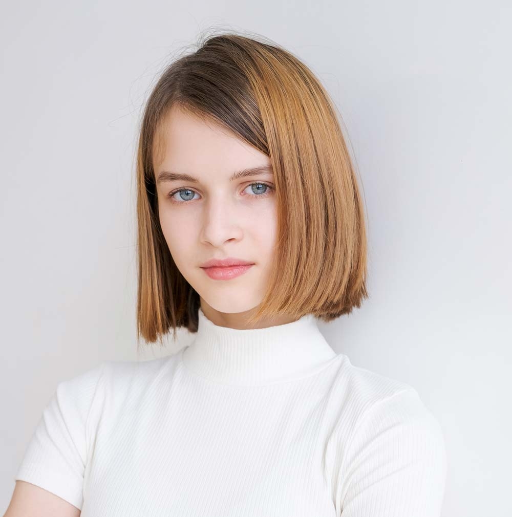 Девушка с красивой укладкой коротких волос