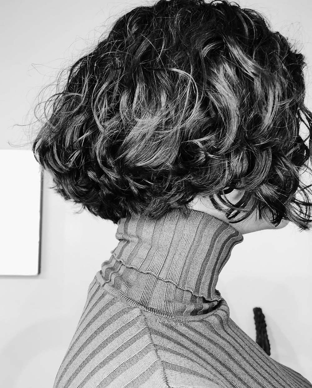 Короткая стрижка на кудрявых волосах от Екатерины Коноревой