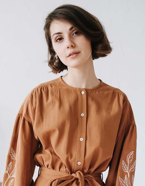 Асимметричная стрижка кудрявых волос — каре без челки