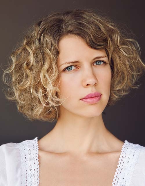 Укладка волнистых волос в стрижке каре