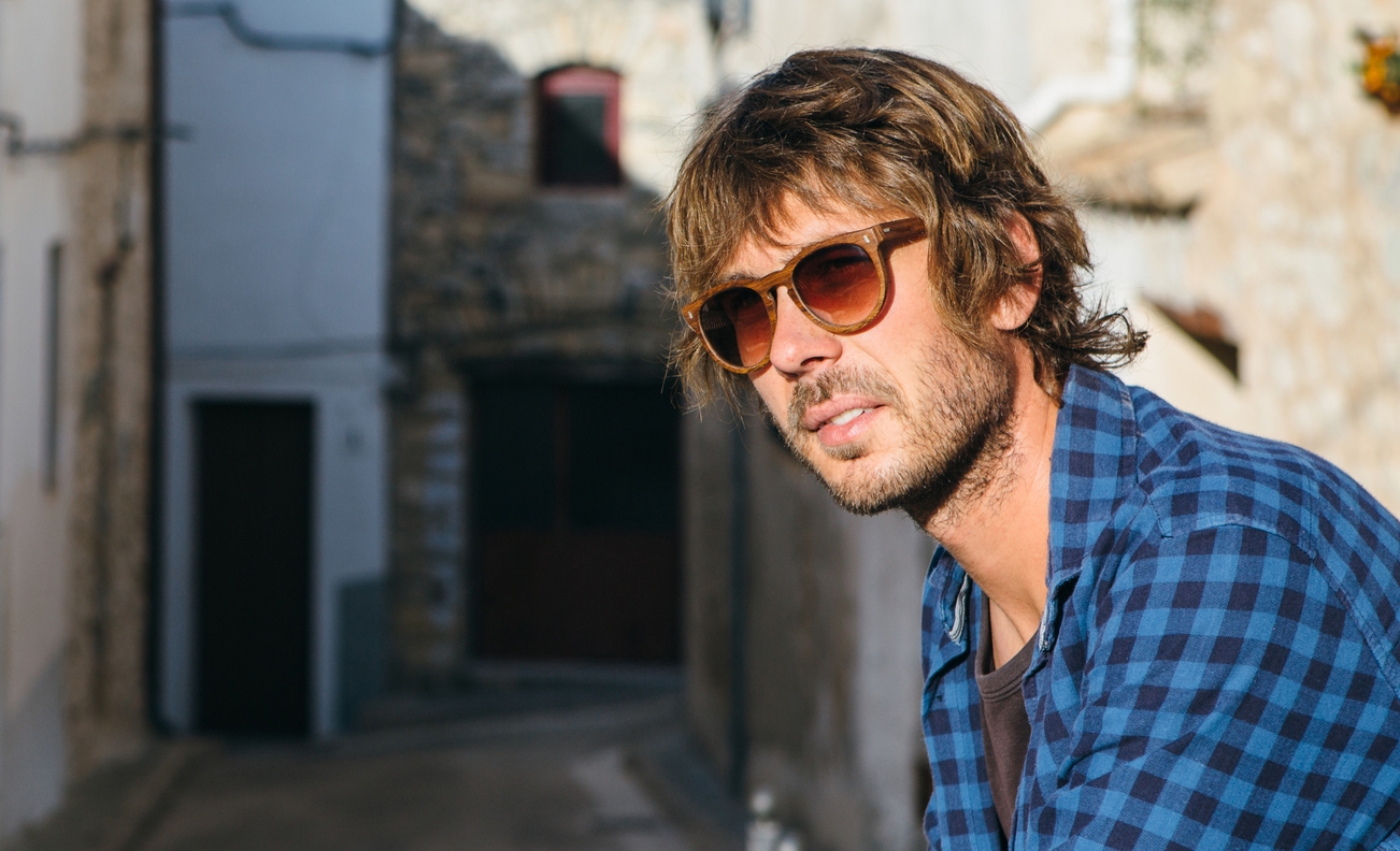 Мужчина с грушевидным лицом и стрижкой боб