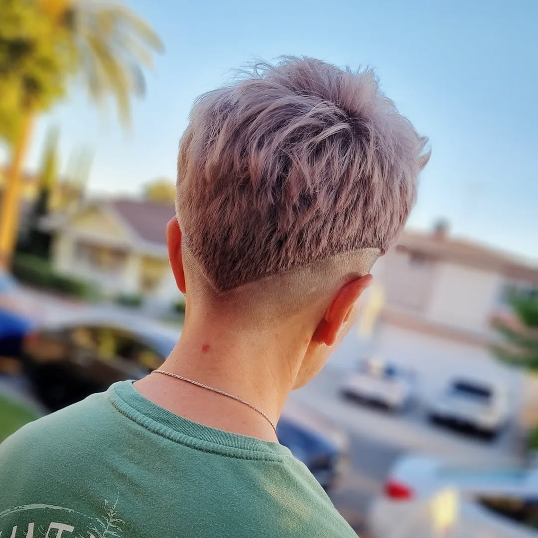 Мужской затылок с графичными выбритыми линиями