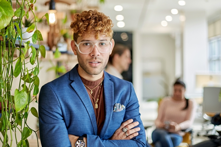 Мужская стрижка квифф для кудрявых волос