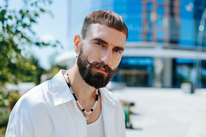 Подкрученные усы — результат стайлинга