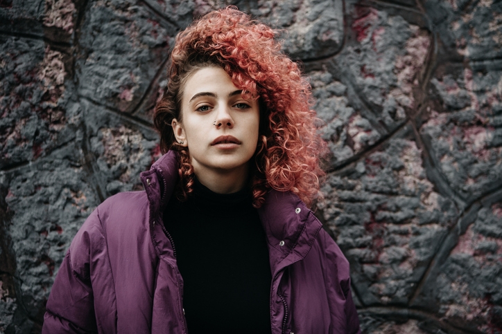 Волнистые волосы с плавными переходами в ягодно-бордовом окрашивани