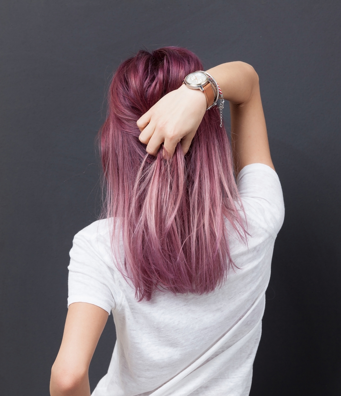 Фиолетовые волосы с глянцевым блеском виноградного оттенка