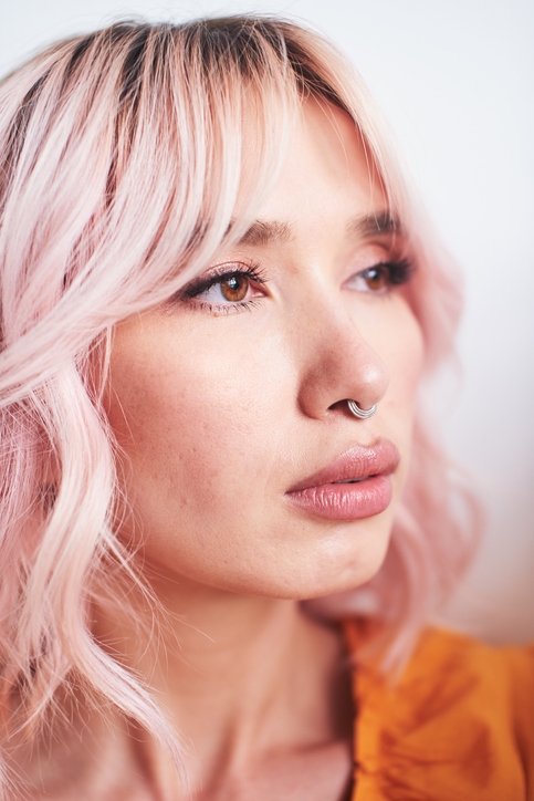 Фиолетовые волосы с глянцевым блеском виноградного оттенка