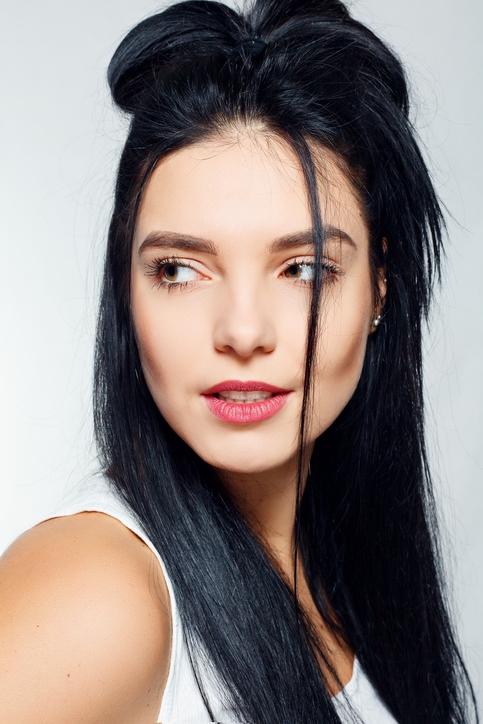 Глубокий черный цвет волос с 3D-эффектом и глянцевым блеском