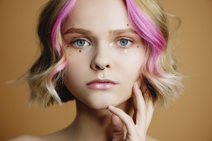 Пример техники контуринга — ярко-розовые яркие пряди у лица