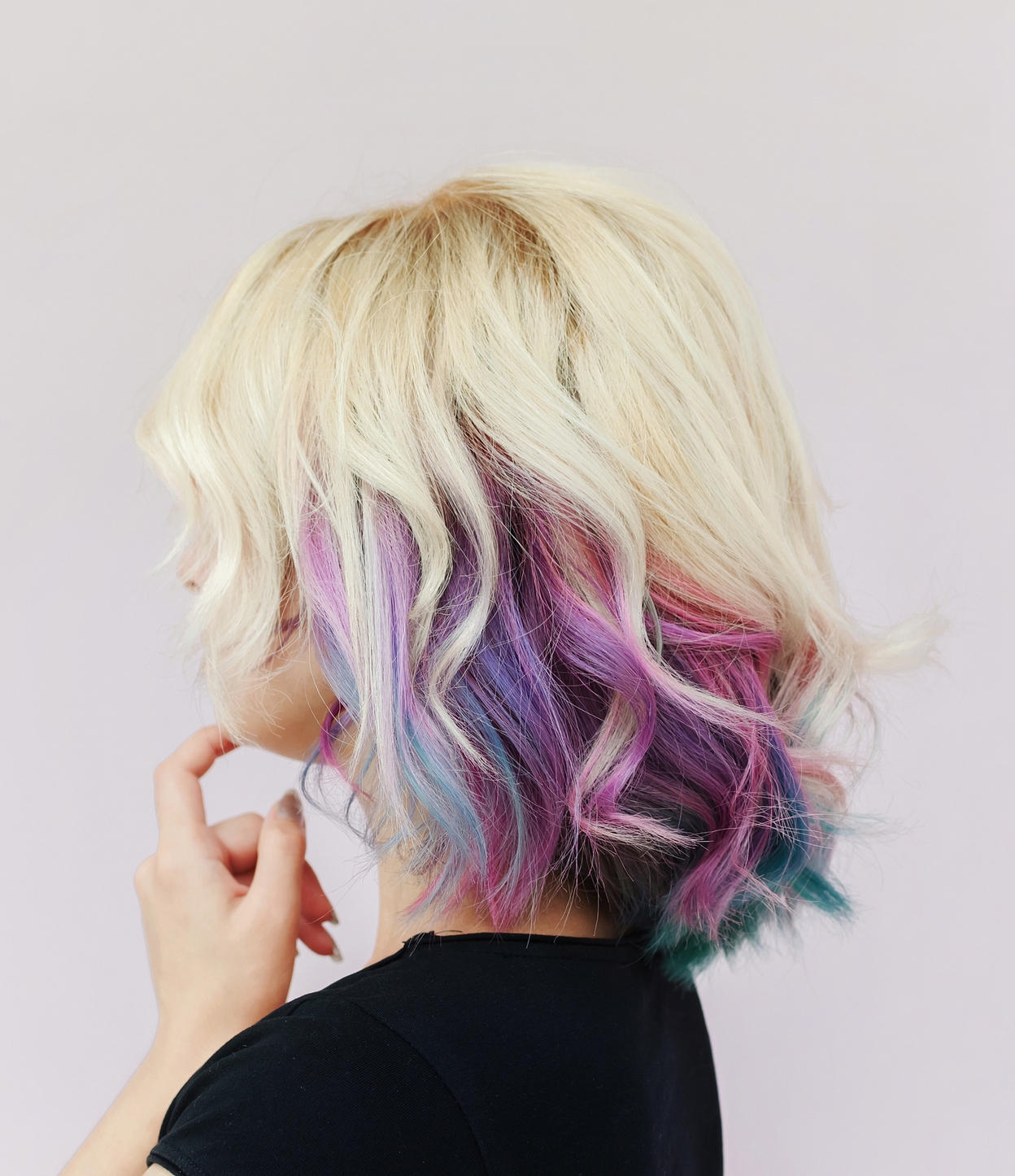 Пример скрытых хайлайтов — яркие пряди, видные только при движении волос