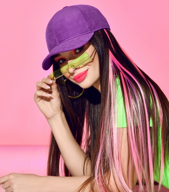 Рельефное розовое окрашивание на длинных волосах