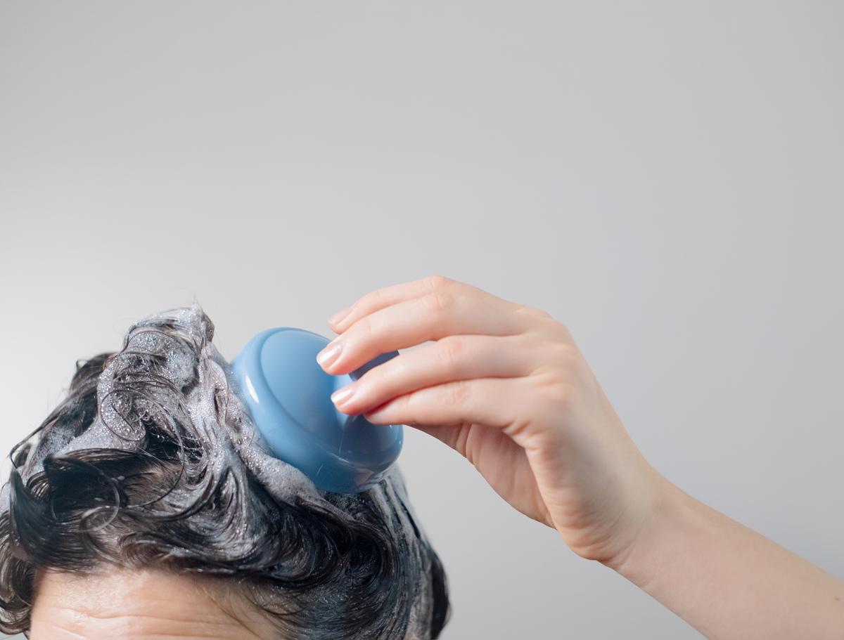 Использование массажной щетки для мытья головы и бережного очищения