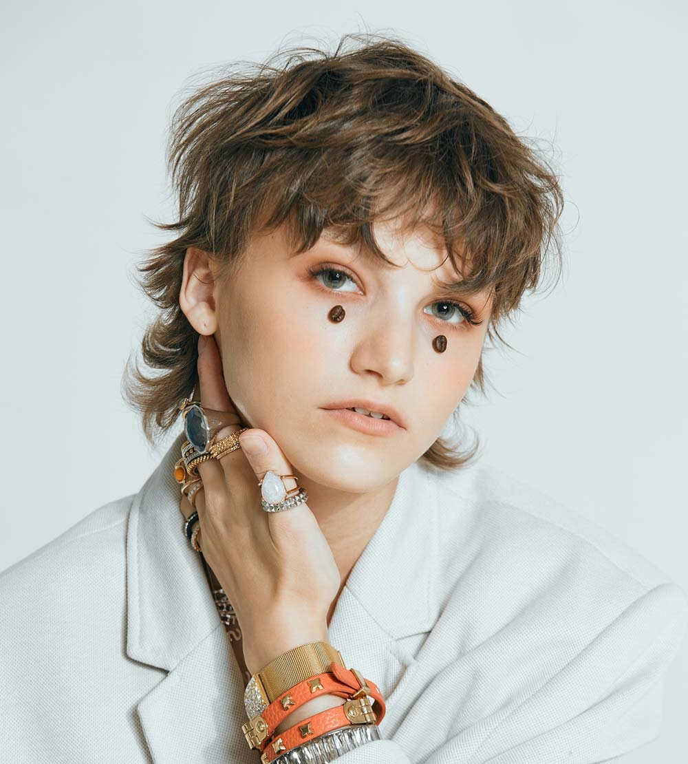 Портрет девушки с кофейными зернами под глазами