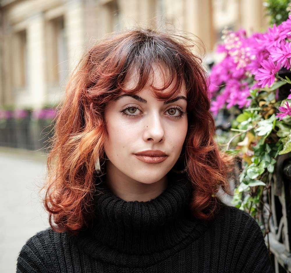 Стрижкой шегги и насыщенный оттенок окрашивания