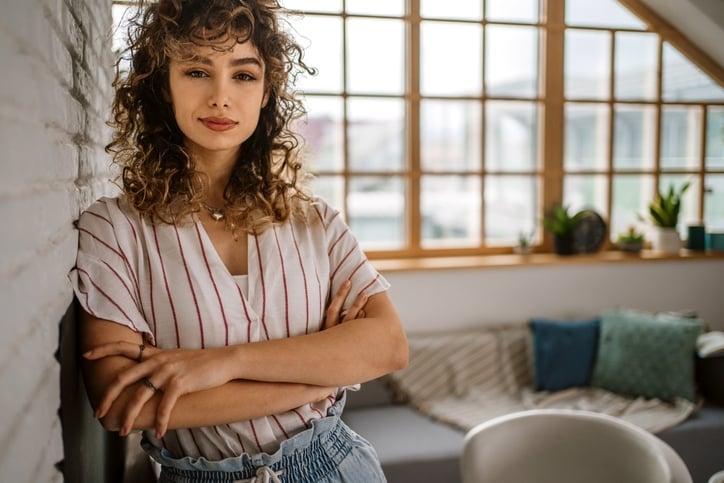 Кудрявые волосы средней длины