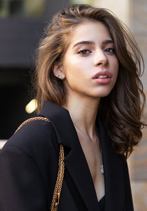 Волнистые волосы в стрижке средней длины