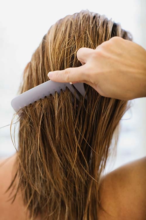 Расчесываем волосы и делаем пробор