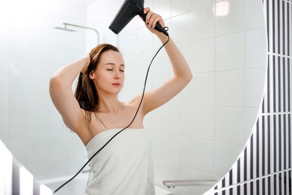 Сушим волосы правильно и не создаем влажную среду