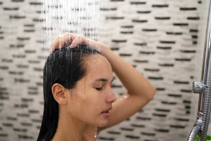 Перед нанесением шампуня необходимо тщательно намочить волосы