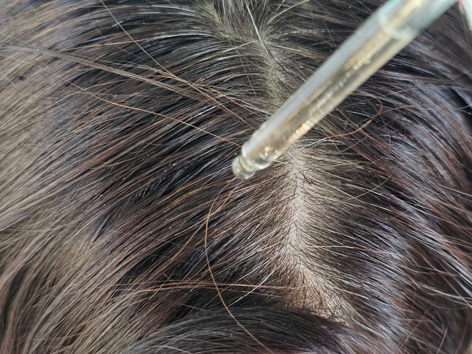 Третьим этапом рекомендуется нанести несмываемую сыворотку на кожу головы