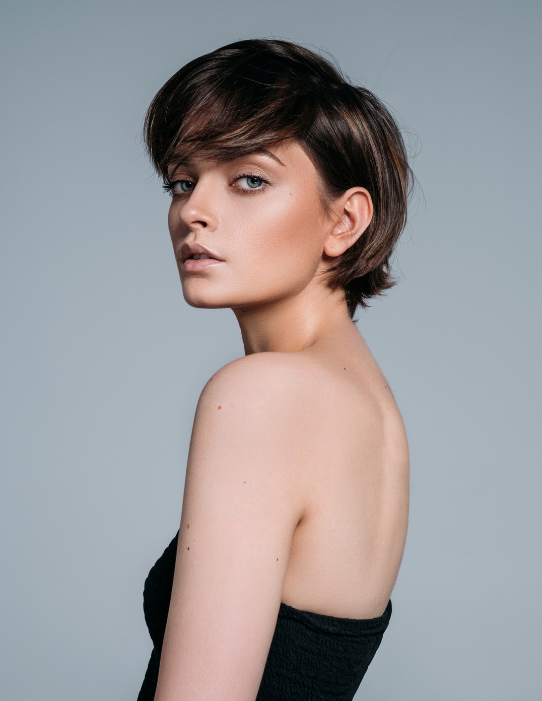 Элегантный гибрид пикси и боба, создающий акцент на скулах и линии шеи