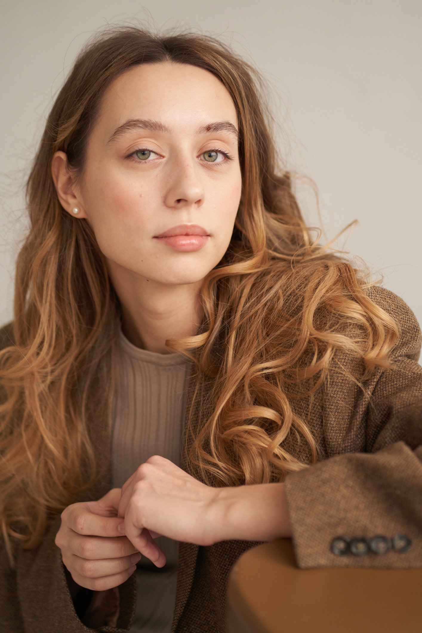 Русалочьи волны как главный тренд укладок 2026 года, имитирующий естественную текстуру волос